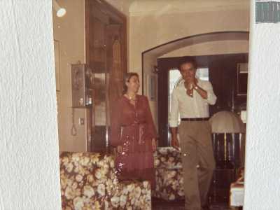 La signora passa ora a raccontarci del �suo� salone di bellezza, quello che il marito Gigi (nella foto) prese in mano nel 1977